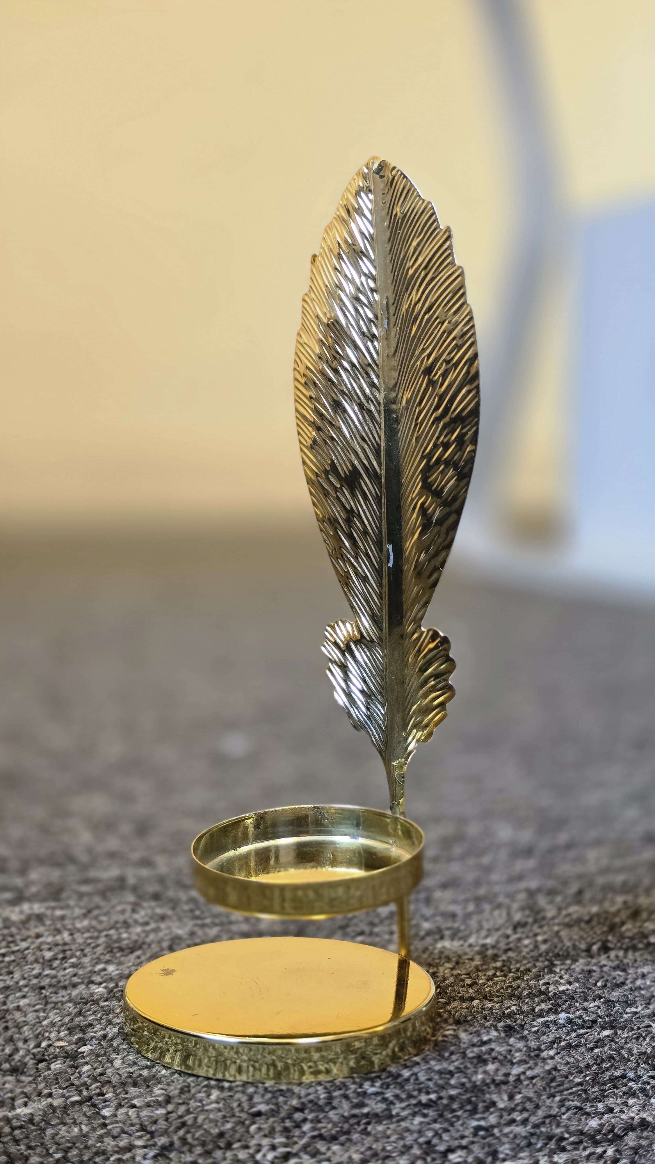 Metal Leaf Statue – Decorative Leaf Sculpture & Figurine for Home Decor