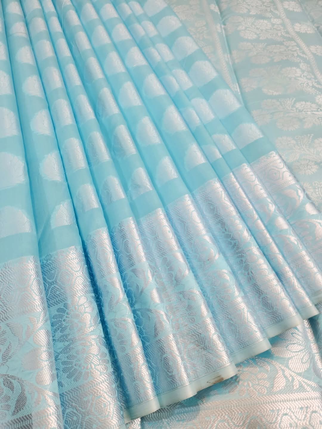 প্রিমিয়াম কাতান শাড়ি – রাজকীয় সৌন্দর্যের প্রতিচ্ছবি