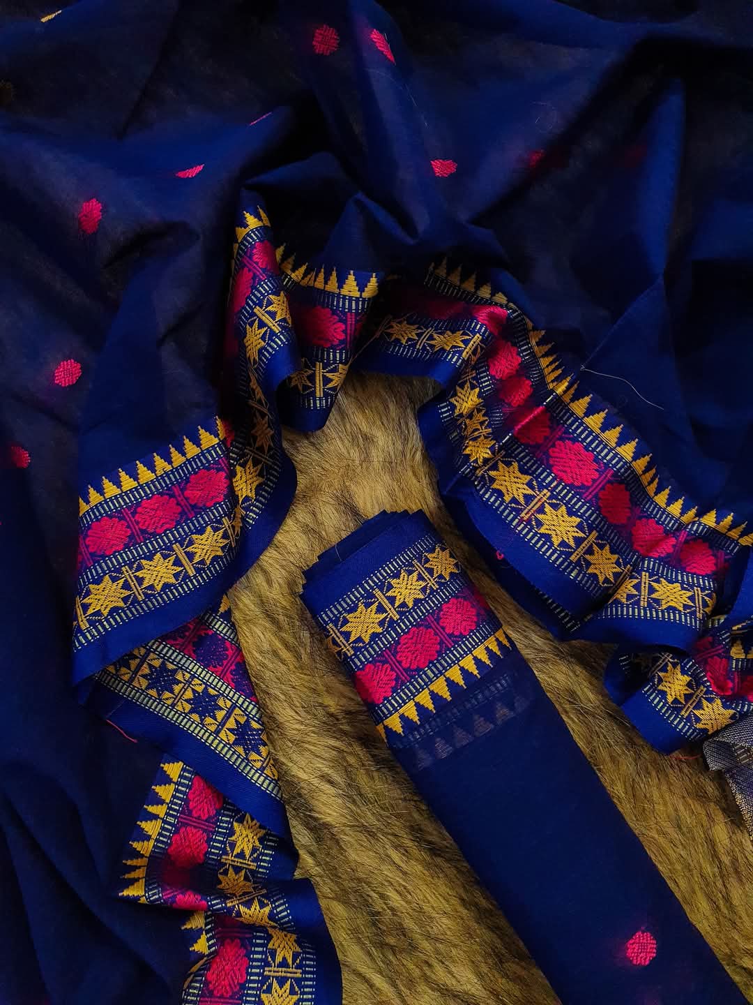 নিল আড়ং কটন শাড়ি – অনন্য ঐতিহ্যের ছোঁয়া!