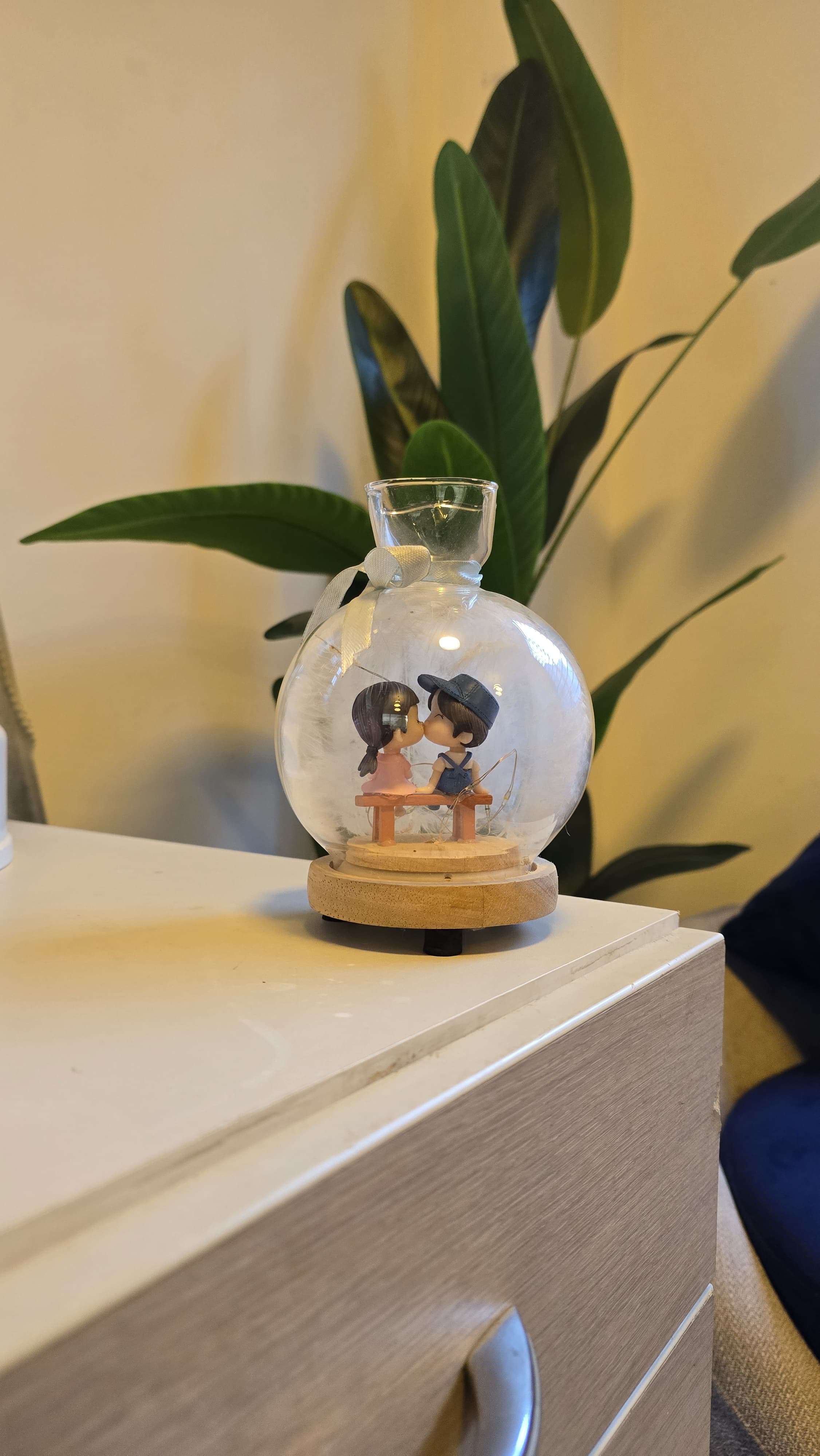 Kissing Couple Glass Dome